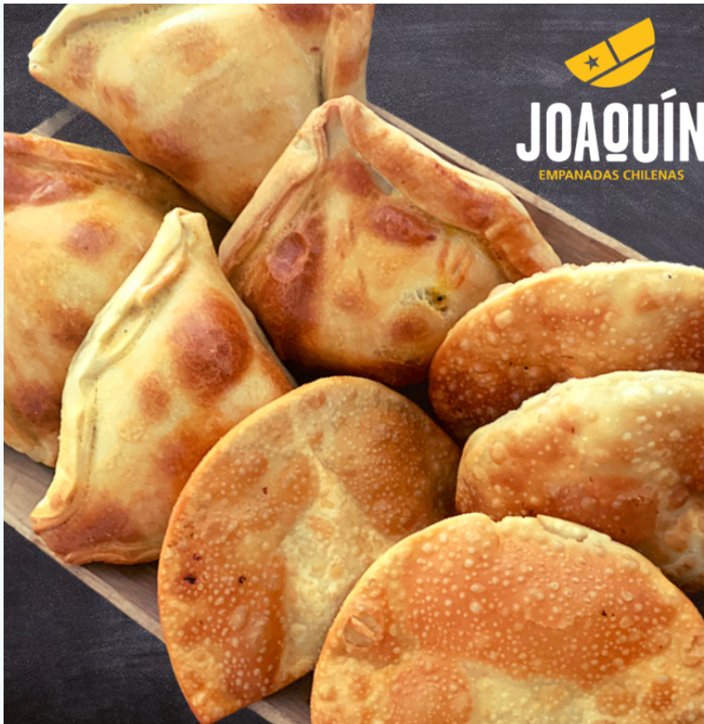 Variedad de empanadas chilenas recién preparadas